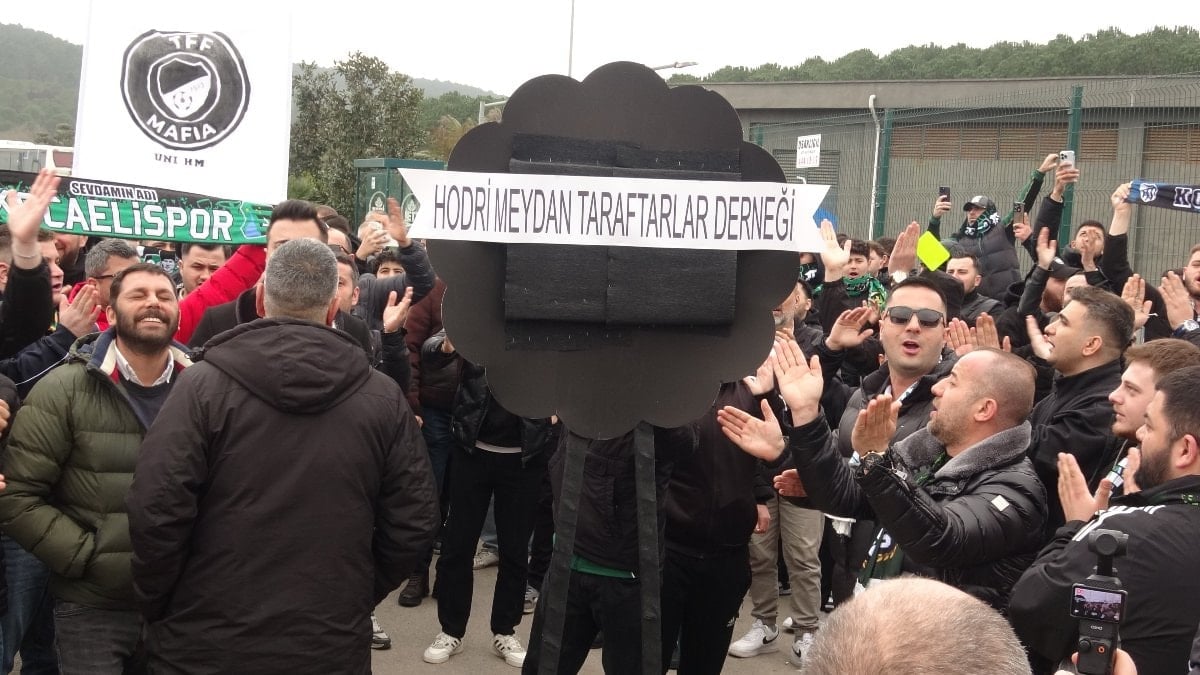 Kocaelispor taraftarları, TFF’nin önüne siyah çelenk bıraktı