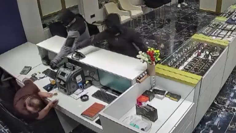 Konya’da kuyumcuda maskeli soygun: Şaka sandım