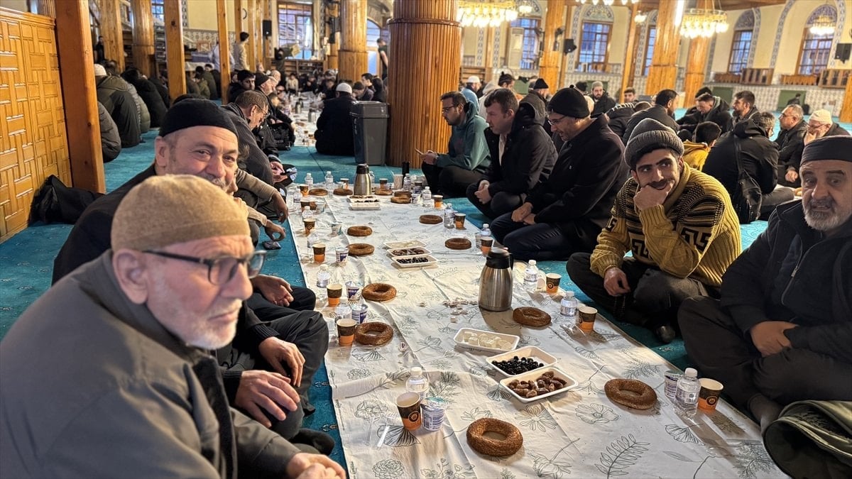 Konya’da tarihi camide ‘Ümmet İftarı’ geleneği yaşatılıyor
