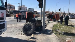 Konya’da tırın çarptığı traktör ikiye ayrıldı