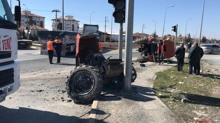 Konya’da tırın çarptığı traktör ikiye ayrıldı