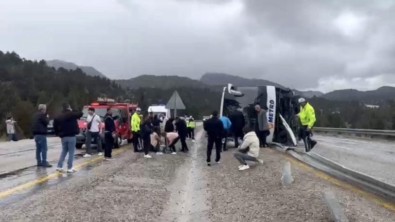 Konya’da yolcu otobüsü devrildi: Çok sayıda yaralı
