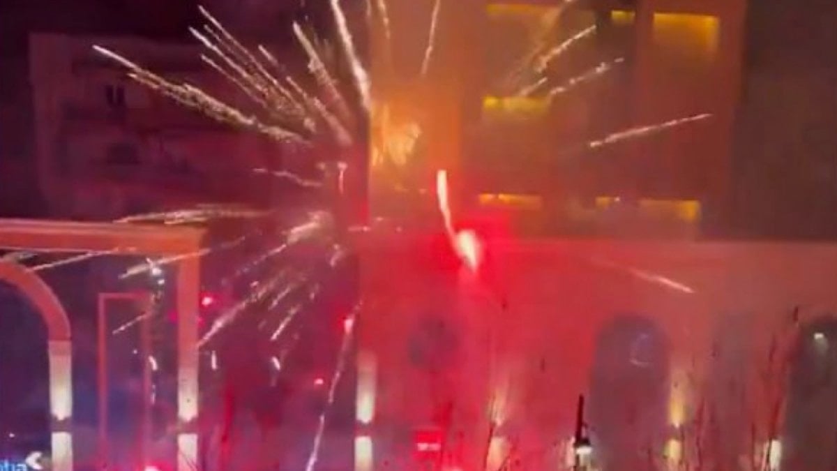 Kosova’da A Milli Futbol Takımı’nın kaldığı otelin yakınında havai fişek atan 2 kişi gözaltına alındı