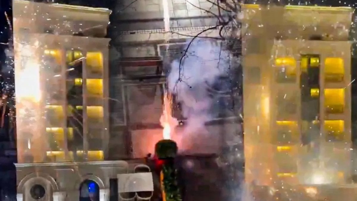 Kosova’da A Milli Takım’ın oteline havai fişekli provokasyon!