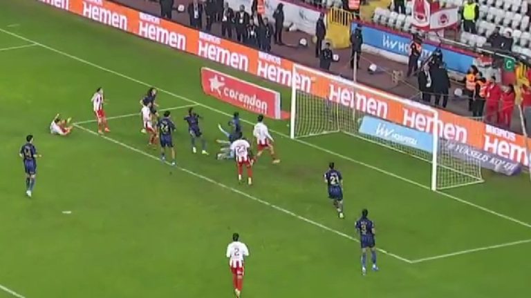 Maçın kırılma anı! Fenerbahçe’nin son dakikada topu direkten döndü