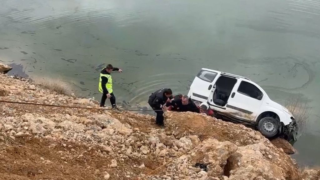 Malatya’da araç gölete uçtu: Sürücü hafif yaralandı