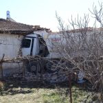 Malatya’da freni boşalan hafriyat kamyonu eve daldı: 1 yaralı