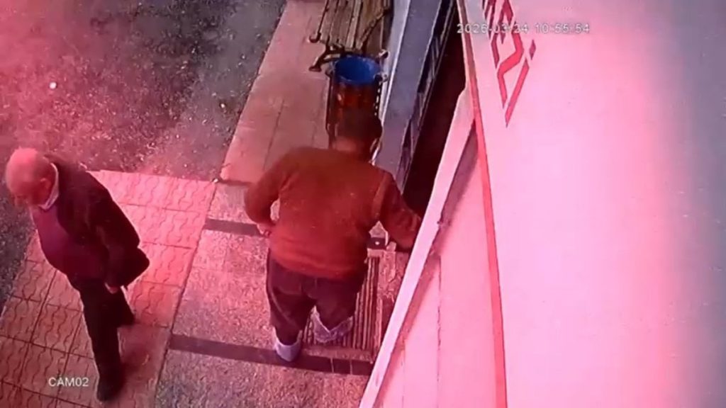 Malatya’da sağlık merkezine çamurlu çizmelerini çıkarıp galoşla girdi