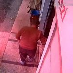 Malatya’da sağlık merkezine çamurlu çizmelerini çıkarıp galoşla girdi