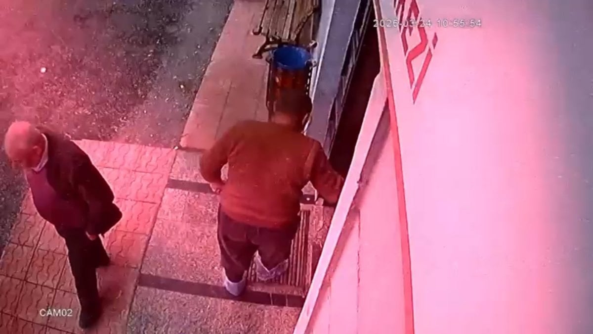 Malatya’da sağlık merkezine çamurlu çizmelerini çıkarıp galoşla girdi