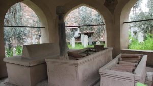 Manisa’da 500 yıllık hazirede tahribat