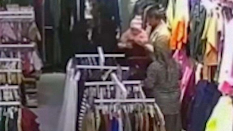 Manisa’da boğazına ambalaj kaçan bebeği, Heimlich hayata döndürdü