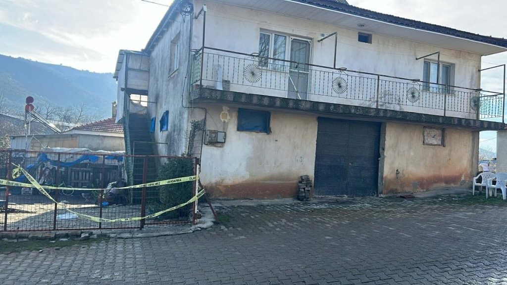 Manisa’da boşanmak isteyen eşi ve ailesini öldürdü