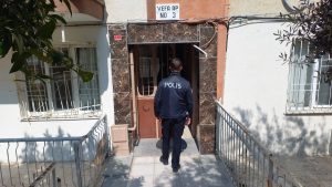 Manisa’da evde cansız bedeni bulunan adamın vücudunda darp izleri bulundu