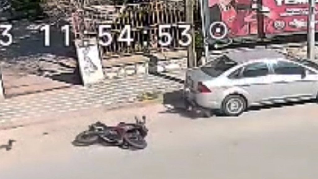 Manisa’da motosiklet sürücüsü ölümden kıl payı kurtuldu: Kaza anları kamerada