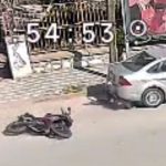 Manisa’da motosiklet sürücüsü ölümden kıl payı kurtuldu: Kaza anları kamerada