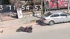 Manisa’da motosiklet sürücüsü ölümden kıl payı kurtuldu: Kaza anları kamerada