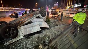 Manisa’da takla atan araçlardan burunları dahi kanamadan çıktılar