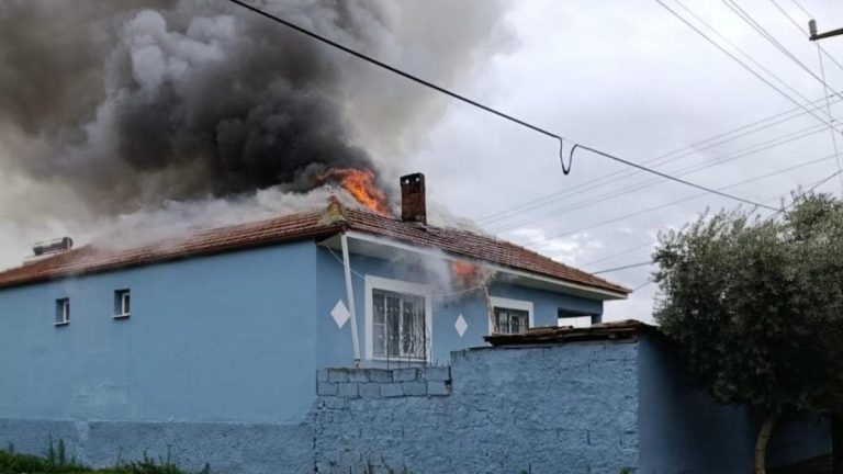 Manisa’da tek katlı ev alevlere teslim oldu