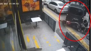 Mardin’de fren yerine gaza basan hafif ticari araç 4 araca çarptı