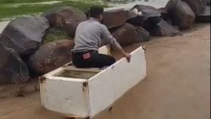 Mardin’de sel sularında buzdolabı kasasıyla ilerledi