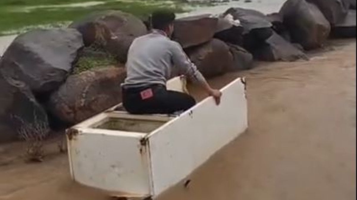 Mardin’de sel sularında buzdolabı kasasıyla ilerledi