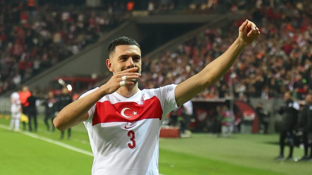 Merih Demiral’dan ilkokul öğretmenine jest