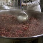 Mersin’de belediye aşevinde dağıtılan kavurmadan çip ve at eti çıktı