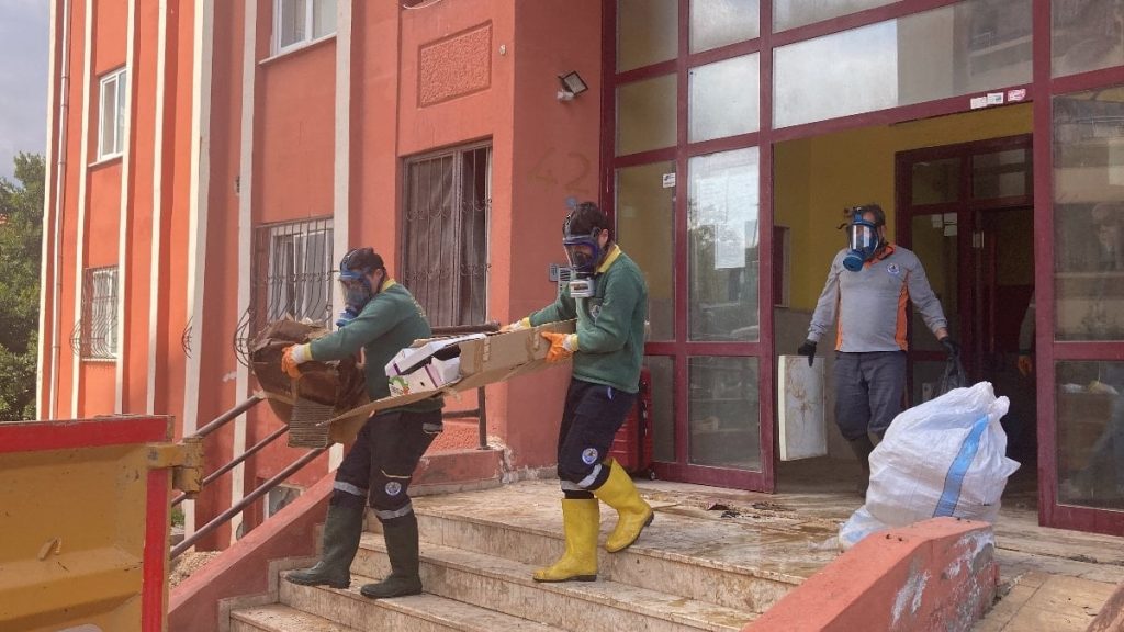 Mersin’de ekipler evden kamyonlarla çöp çıkardı