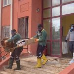 Mersin’de ekipler evden kamyonlarla çöp çıkardı