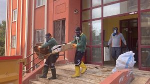 Mersin’de ekipler evden kamyonlarla çöp çıkardı