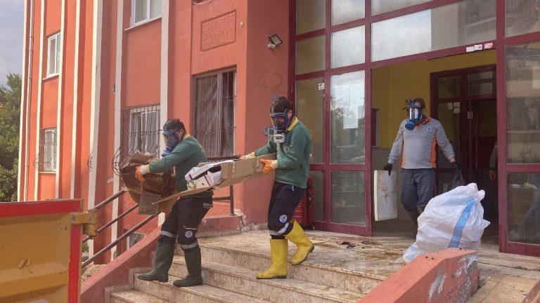 Mersin’de ekipler evden kamyonlarla çöp çıkardı