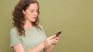 Mesajı görüp cevap vermek her zaman görmezden gelmek değil