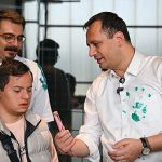 Minik eller doğaya umut ekti