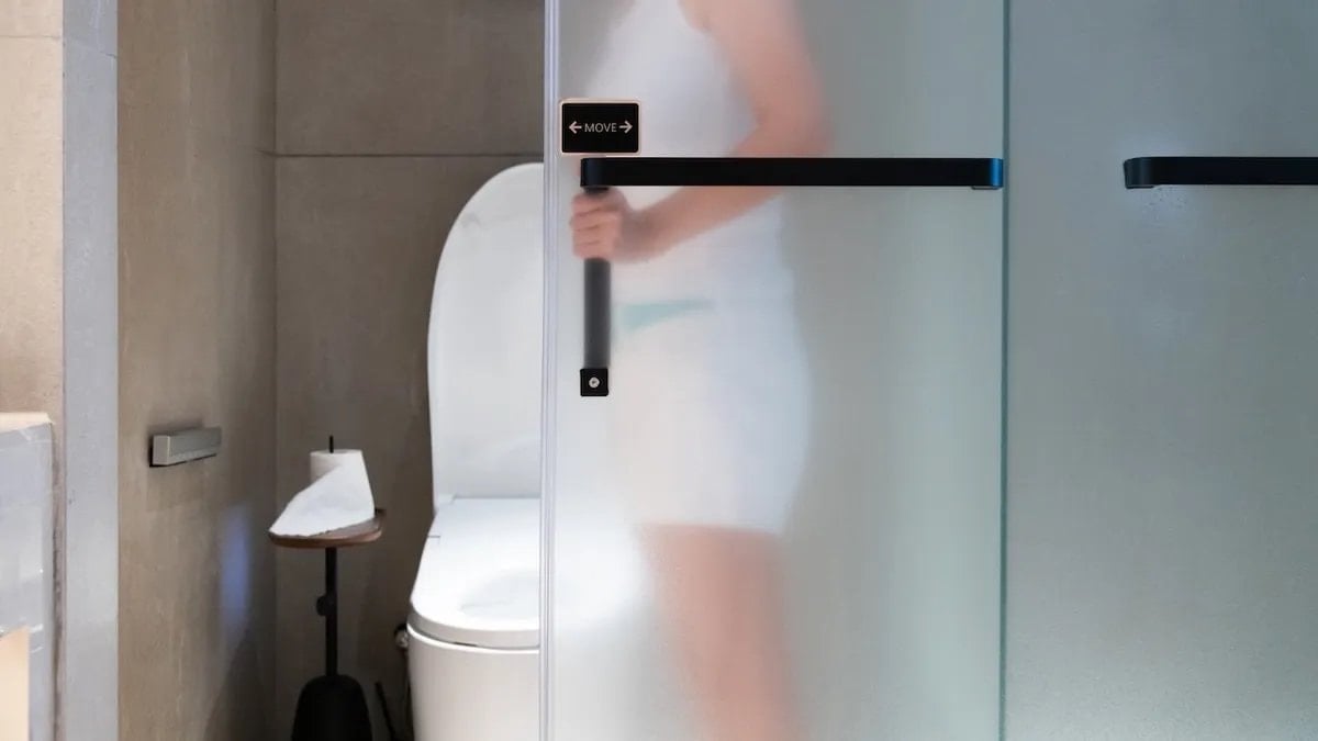 Misafirler nefret ediyor ama oteller vazgeçmiyor: Cam kapılı banyoların sırrı