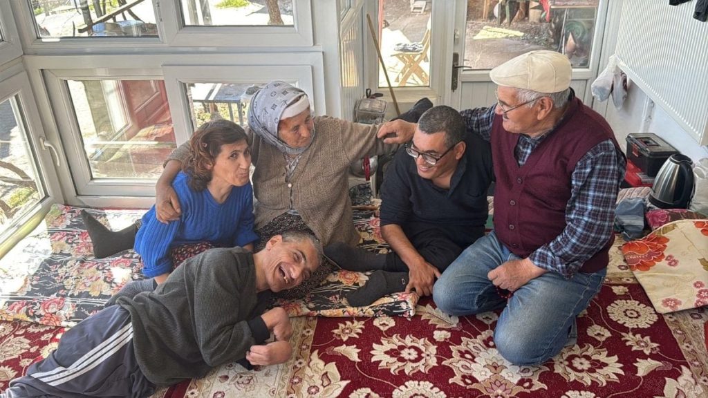 Muğla’da yaşlı çift, 52 yıldır engelli 3 çocuklarına bakıyor