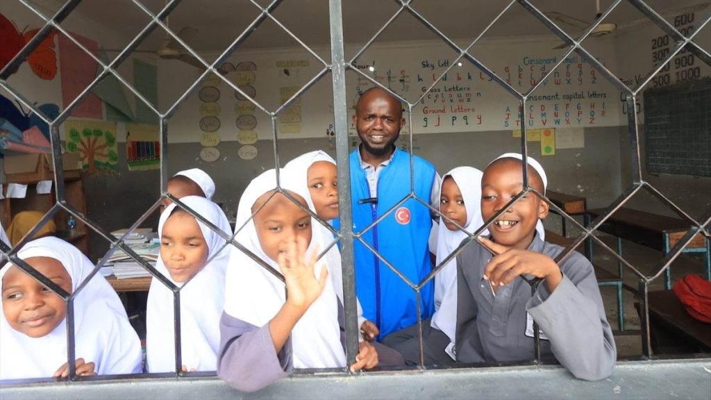 Müslümanlardan etkilenip İslam’ı seçti, Tanzanya’da TDV gönüllüsü oldu