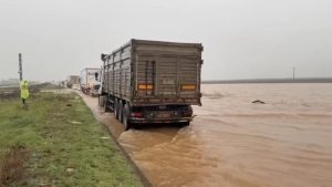 Nusaybin’de sağanak sonrası yaşanan selde evleri su bastı