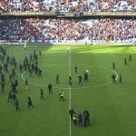 “Old Firm” derbisinde taraftarlar sahaya inince arbede çıktı!