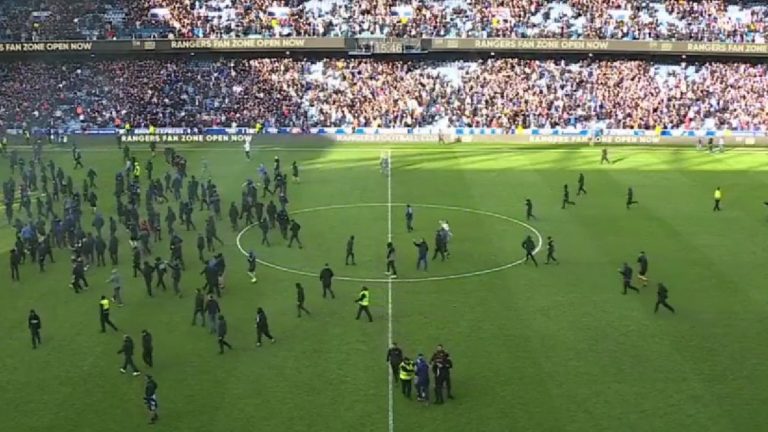 “Old Firm” derbisinde taraftarlar sahaya inince arbede çıktı!