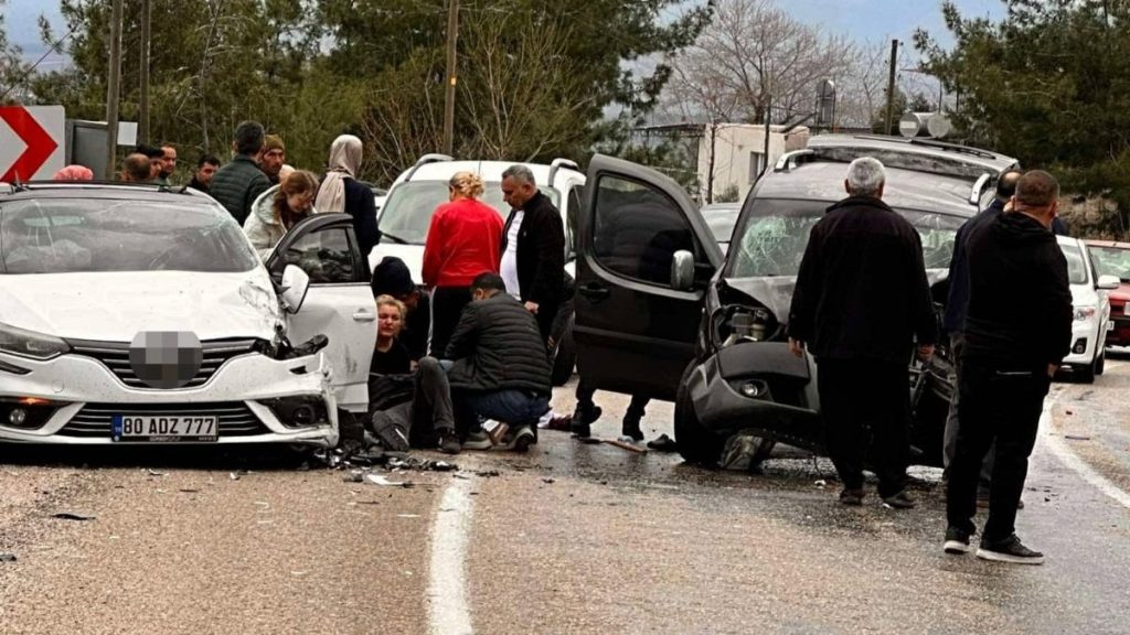 Osmaniye’de iki araç çarpıştı: 1 ölü 8 yaralı