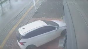 Osmaniye’de otomobilin iş yerine daldığı kaza kameraya yansıdı