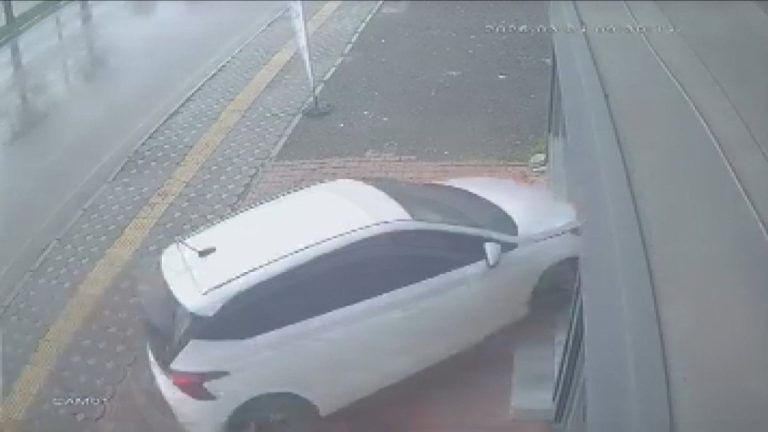 Osmaniye’de otomobilin iş yerine daldığı kaza kameraya yansıdı