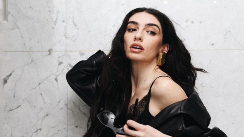 Oyuncu Hazar Ergüçlü sevgilisi Efe Çelik’ten ayrıldı