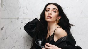 Oyuncu Hazar Ergüçlü sevgilisi Efe Çelik’ten ayrıldı