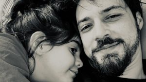 Oyuncu Mert Yazıcıoğlu yeğeniyle poz verdi! Takipçileri çok beğendi