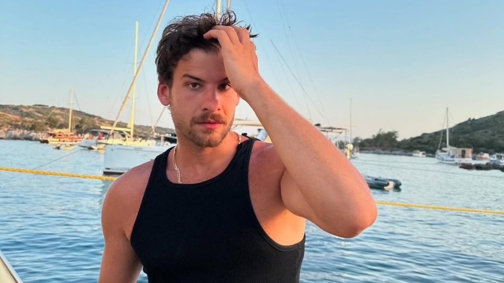 Oyuncu Mustafa Mert Koç’tan şaşırtan aşk itirafı: İlk aşkım yakın arkadaşımla evlendi