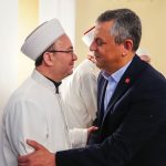 Özgür Özel, bayram namazını Manisa’da kıldı