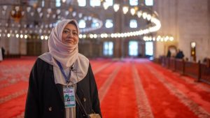 Perulu Amira, İstanbul’da turistlere İslam’ı anlatıyor