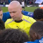 Premier Lig’de tartışılan görüntü: Hakem takım toplantısının ortasında kaldı